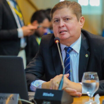 “Braide diz que não vai ter dinheiro para professor, mas o carnaval está aí torando!”, diz vereador