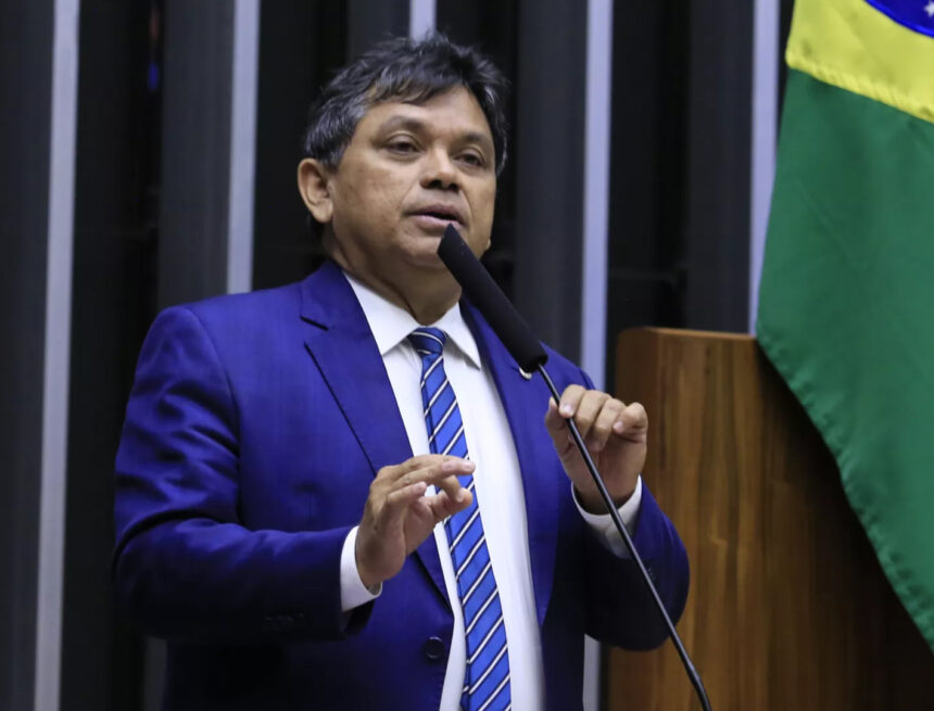 Deputado Márcio Jerry.-100 Projeto de Márcio Jerry obriga shoppings e centros comerciais a manter espaços de apoio à maternidade