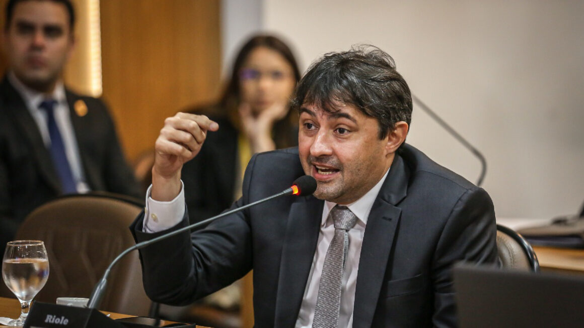 Câmara de São Luís analisa projeto que exige comprovação de equidade salarial em contratos públicos