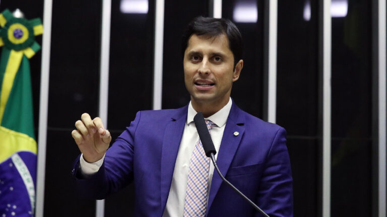 Deputado cobra revisão de decreto que muda política de educação inclusiva