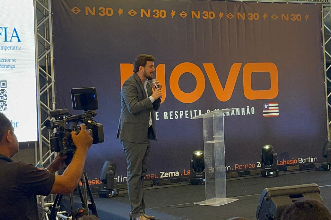 No dia da prisão de Bolsonaro, presidente do Novo no Maranhão puxa coro de “Fora Alexandre de Moraes” em evento do partido