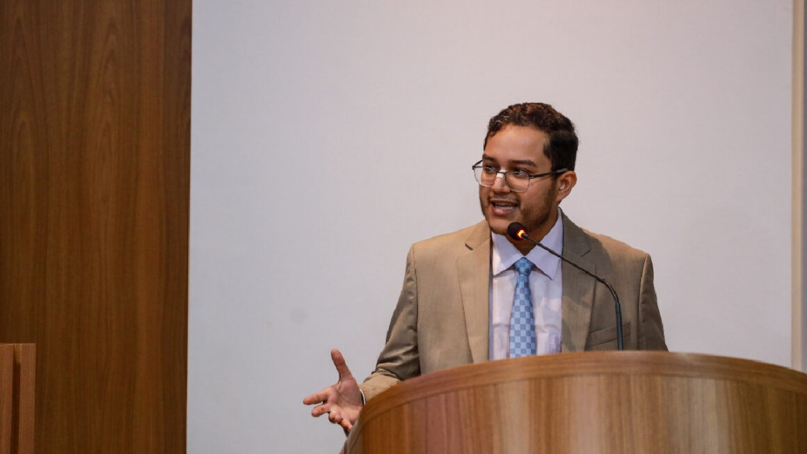 Vereador de São Luís é acusado de usar ChatGPT para escrever discursos e reage na tribuna