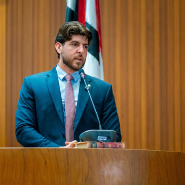 Davi Brandão propõe incentivo fiscal a escolas que ofertem bolsas a filhos de mães solo com doenças graves