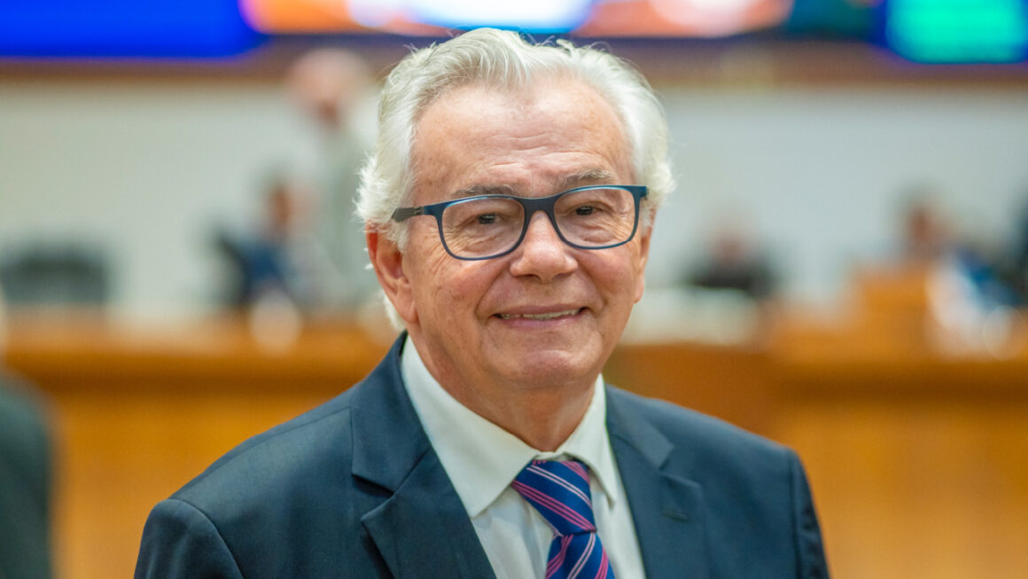 Arnaldo Melo propõe dispensa de uniforme escolar para alunos autistas