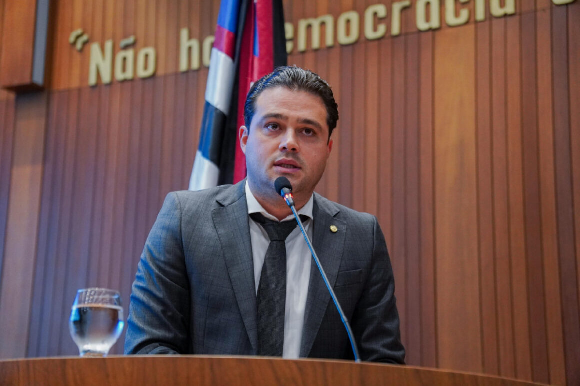 Deputado propõe suspender benefícios sociais de famílias de alunos que agredirem professores