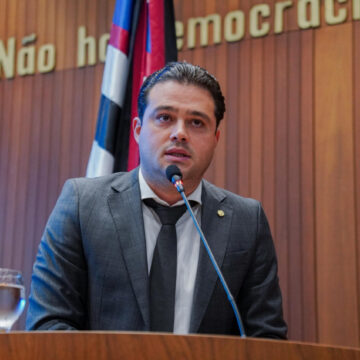 Deputado propõe suspender benefícios sociais de famílias de alunos que agredirem professores
