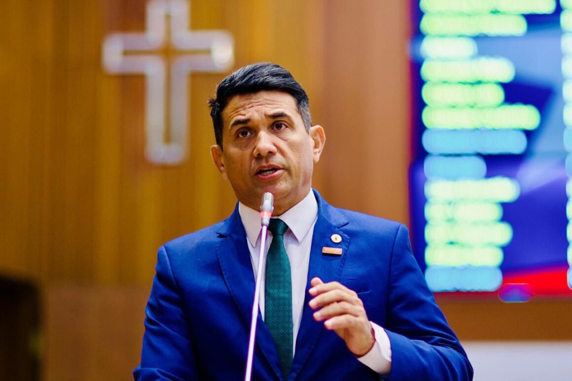 Deputado quer proibir planos de saúde de limitarem terapias para pessoas com deficiência e TEA