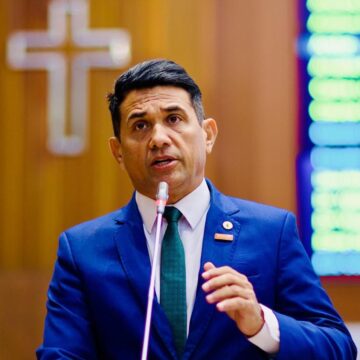 Deputado quer proibir planos de saúde de limitarem terapias para pessoas com deficiência e TEA