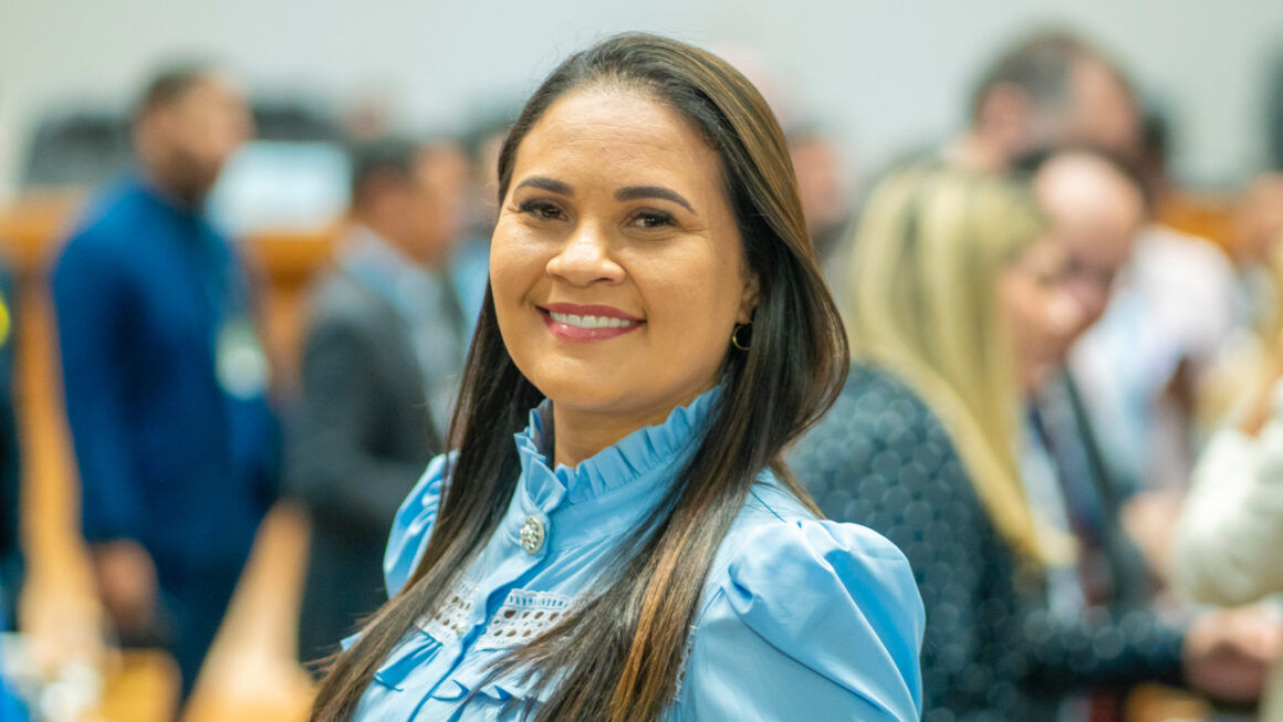 Deputada apresentou mais justificativas de faltas do que projetos em 2025