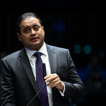 Mensagens indicam que ex-assessor de Weverton recebeu dinheiro vivo do Careca do INSS