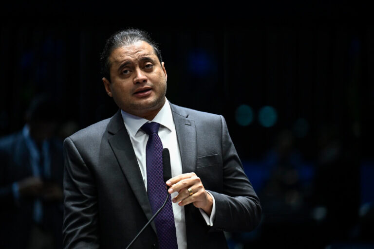 Mensagens indicam que ex-assessor de Weverton recebeu dinheiro vivo do Careca do INSS