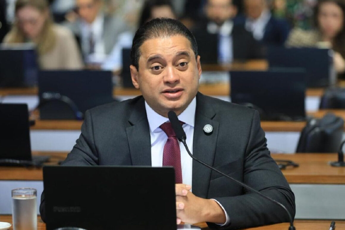 PF cumpre mandado de busca e apreensão na casa do senador Weverton Rocha