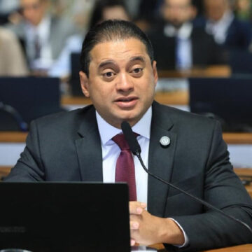 PF cumpre mandado de busca e apreensão na casa do senador Weverton Rocha