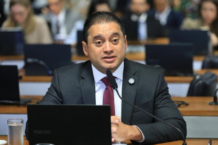 PF cumpre mandado de busca e apreensão na casa do senador Weverton Rocha