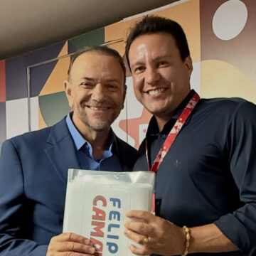 Em Brasília, Camarão entrega a Edinho Silva cartas de apoio à sua pré-candidatura ao governo