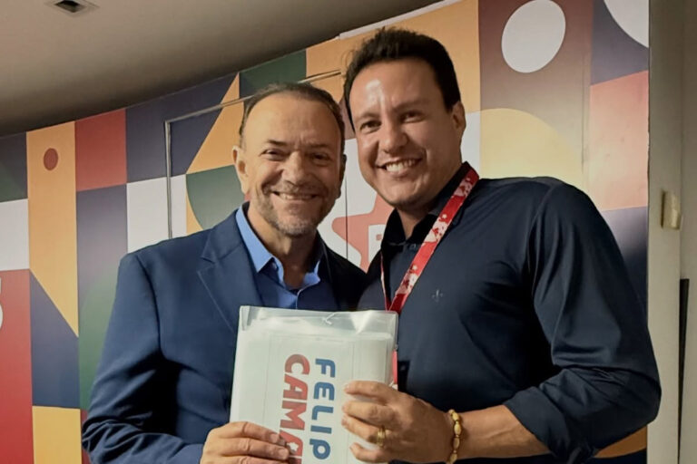 Em Brasília, Camarão entrega a Edinho Silva cartas de apoio à sua pré-candidatura ao governo