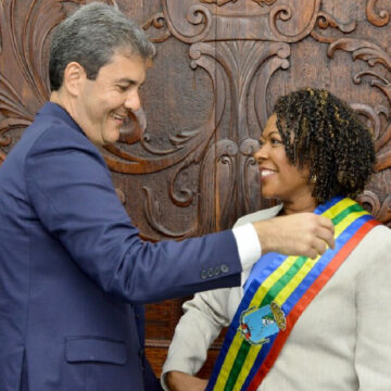 Ao passar a faixa, Braide afirma que Esmênia reúne “qualidades necessárias” para dar continuidade à gestão