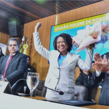 Em primeiro discurso como prefeita, Esmênia defende continuidade da gestão e unidade institucional