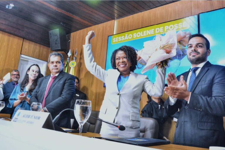 Em primeiro discurso como prefeita, Esmênia defende continuidade da gestão e unidade institucional