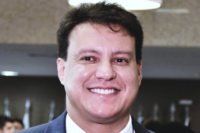 “Ele nitidamente não quer ser candidato a governador”, diz dirigente do PT sobre Camarão