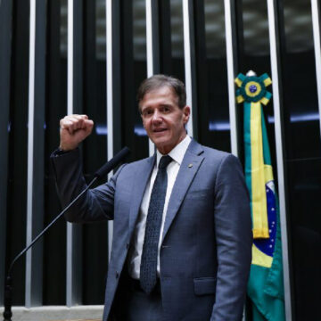 Pressionado, Aluísio Mendes muda discurso e agora prega: “Fim da escala 6×1 já”