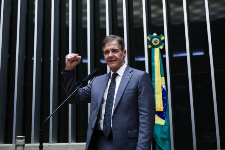Pressionado, Aluísio Mendes muda discurso e agora prega: “Fim da escala 6×1 já”
