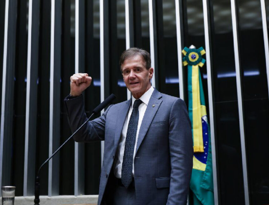 Pressionado, Aluísio Mendes muda discurso e agora prega: “Fim da escala 6×1 já” Pressionado, Aluísio Mendes muda discurso e agora prega: “Fim da escala 6×1 já”