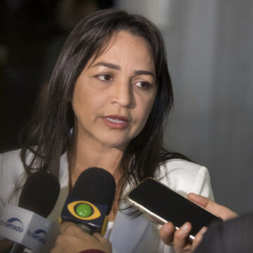 Eliziane diz que Bolsonaro não fez nada pelas igrejas
