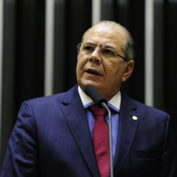 Deputados do Maranhão tentam explicar assinatura de emenda que adia fim da escala 6×1