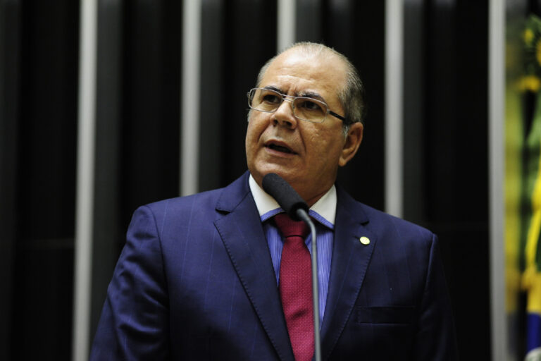 Deputados do Maranhão tentam explicar assinatura de emenda que adia fim da escala 6×1