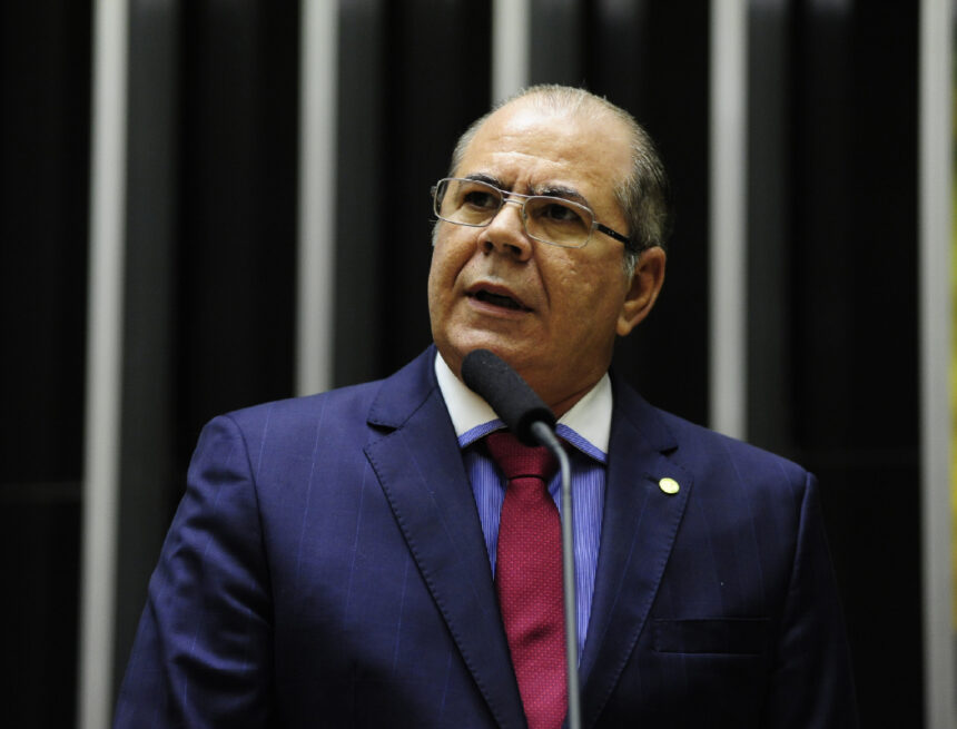 Deputados do Maranhão tentam explicar assinatura de emenda que adia fim da escala 6×1 Deputados do Maranhão tentam explicar assinatura de emenda que adia fim da escala 6×1
