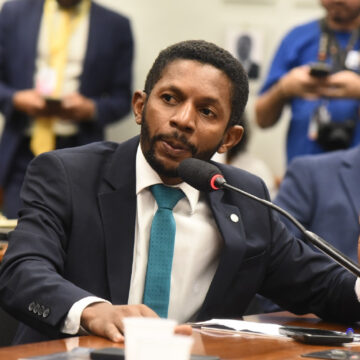 Após pressão, três deputados do Maranhão retiram assinatura de emenda que adia fim da escala 6×1