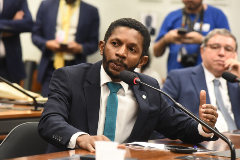 Após pressão, três deputados do Maranhão retiram assinatura de emenda que adia fim da escala 6×1