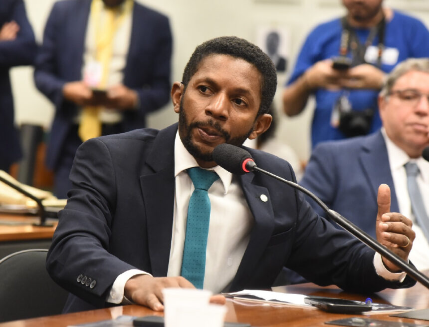 Após pressão, três deputados do Maranhão retiram assinatura de emenda que adia fim da escala 6×1