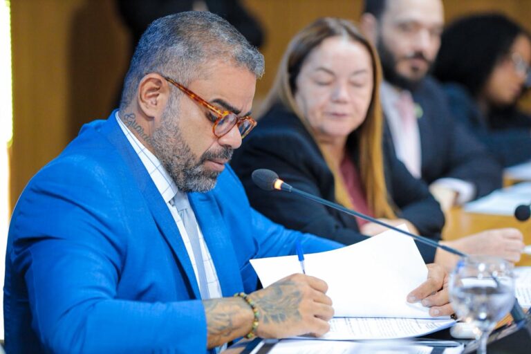 Câmara promulga lei que proíbe uso de banheiros femininos por mulheres trans em São Luís