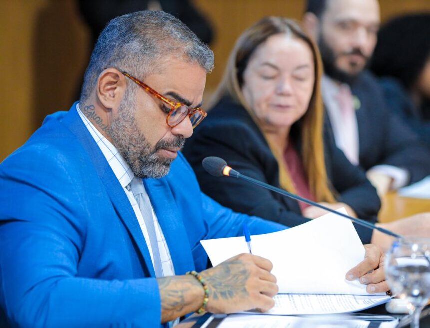 Câmara promulga lei que proíbe uso de banheiros femininos por mulheres trans em São Luís