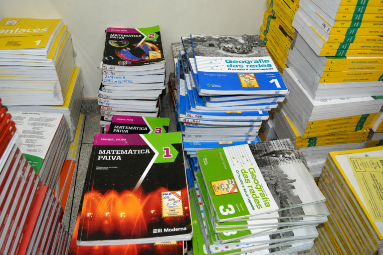 PF faz operação em Matões e Timon contra desvio de mais de 20 toneladas de livros didáticos