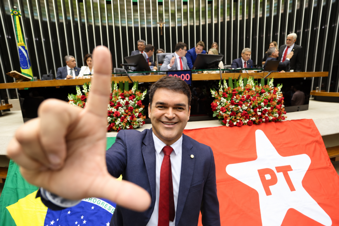 Único deputado do PT no estado, Rubens Jr. ignora Camarão e se derrama por Eduardo Braide Único deputado do PT no estado, Rubens Jr. ignora Camarão e se derrama por Eduardo Braide