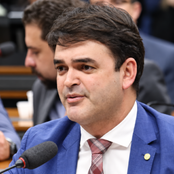 Rubens Jr. propõe Pé-de-Meia para universitários de baixa renda