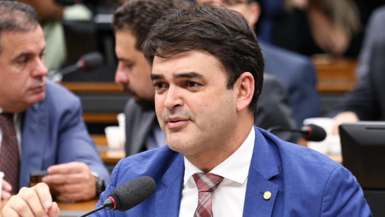 Rubens Jr. propõe Pé-de-Meia para universitários de baixa renda