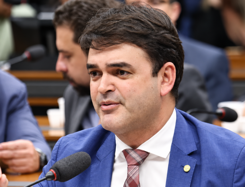 Rubens Jr. propõe Pé-de-Meia para universitários de baixa renda Rubens Jr. propõe Pé-de-Meia para universitários de baixa renda