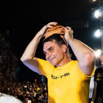 Maranhenses buscam Flávio Bolsonaro para impulsionar campanhas no estado
