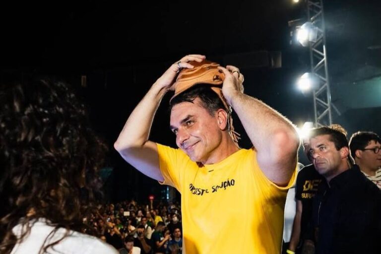 Maranhenses buscam Flávio Bolsonaro para impulsionar campanhas no estado