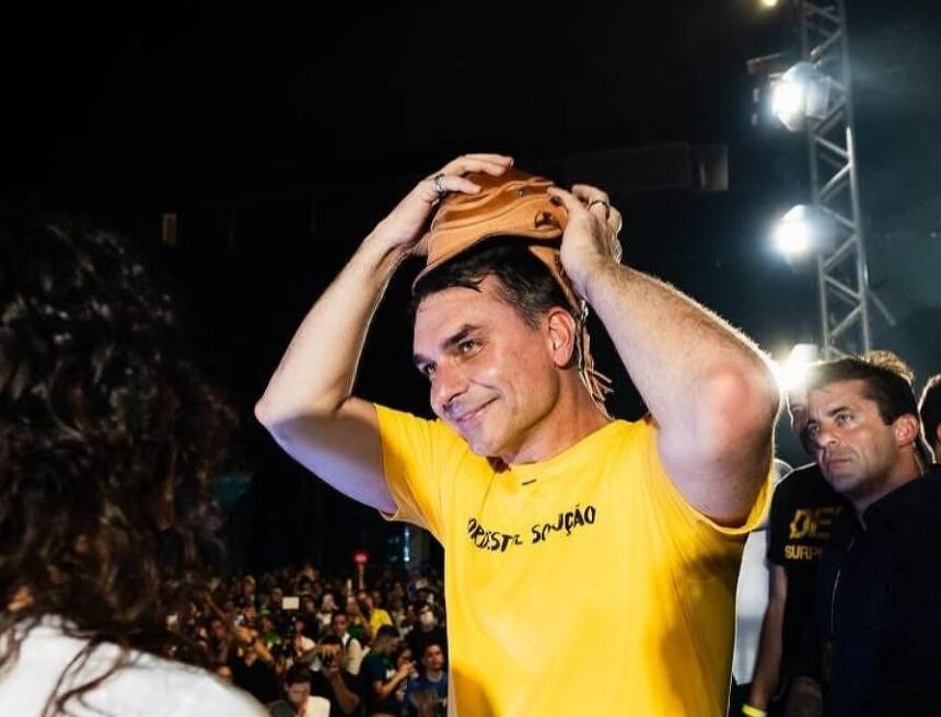 Maranhenses buscam Flávio Bolsonaro para impulsionar campanhas no estado Maranhenses buscam Flávio Bolsonaro para impulsionar campanhas no estado