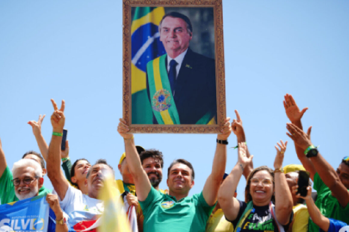 Flávio Bolsonaro ataca Dino e provoca Justiça Eleitoral durante passagem por São Luís