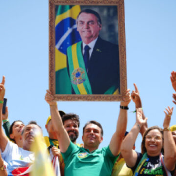 Flávio Bolsonaro ataca Dino e provoca Justiça Eleitoral durante passagem por São Luís
