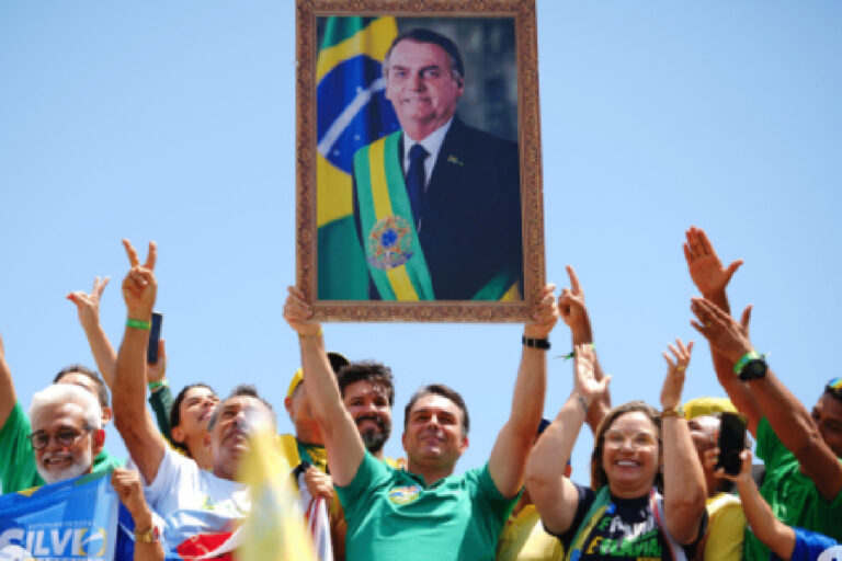 Flávio Bolsonaro ataca Dino e provoca Justiça Eleitoral durante passagem por São Luís
