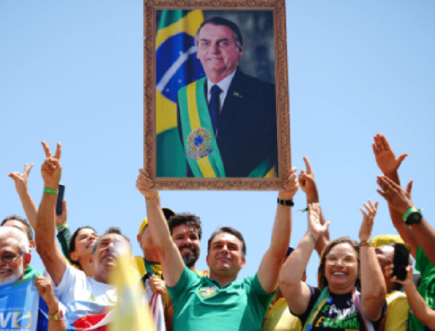 Flávio Bolsonaro ataca Dino e provoca Justiça Eleitoral durante passagem por São Luís Flávio Bolsonaro ataca Dino e provoca Justiça Eleitoral durante passagem por São Luís