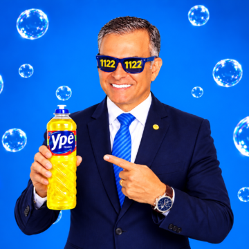 Candidato bolsonarista do MA pede voto segurando detergente