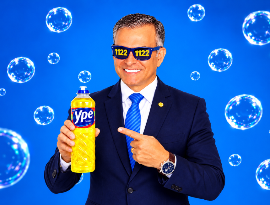 Candidato bolsonarista do MA pede voto segurando detergente Candidato bolsonarista do MA pede voto segurando detergente